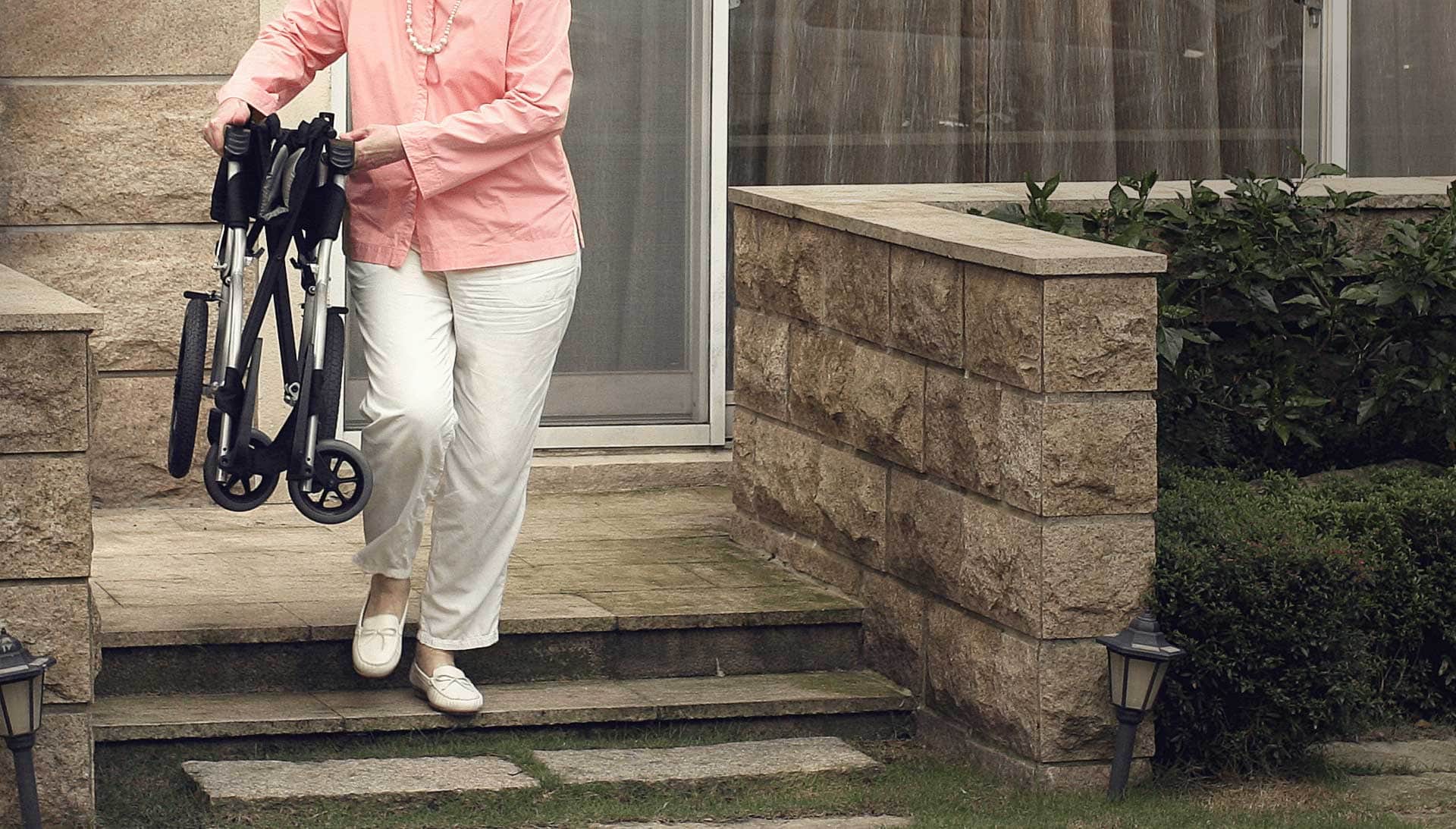 Silla de ruedas levantada